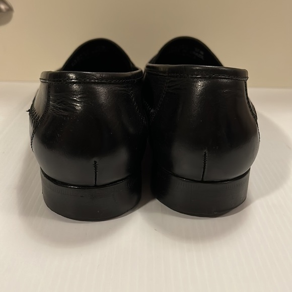 G.H. Bass and Co Black Loafers with Tassels FK8454 size 12M- great condition main image 9
